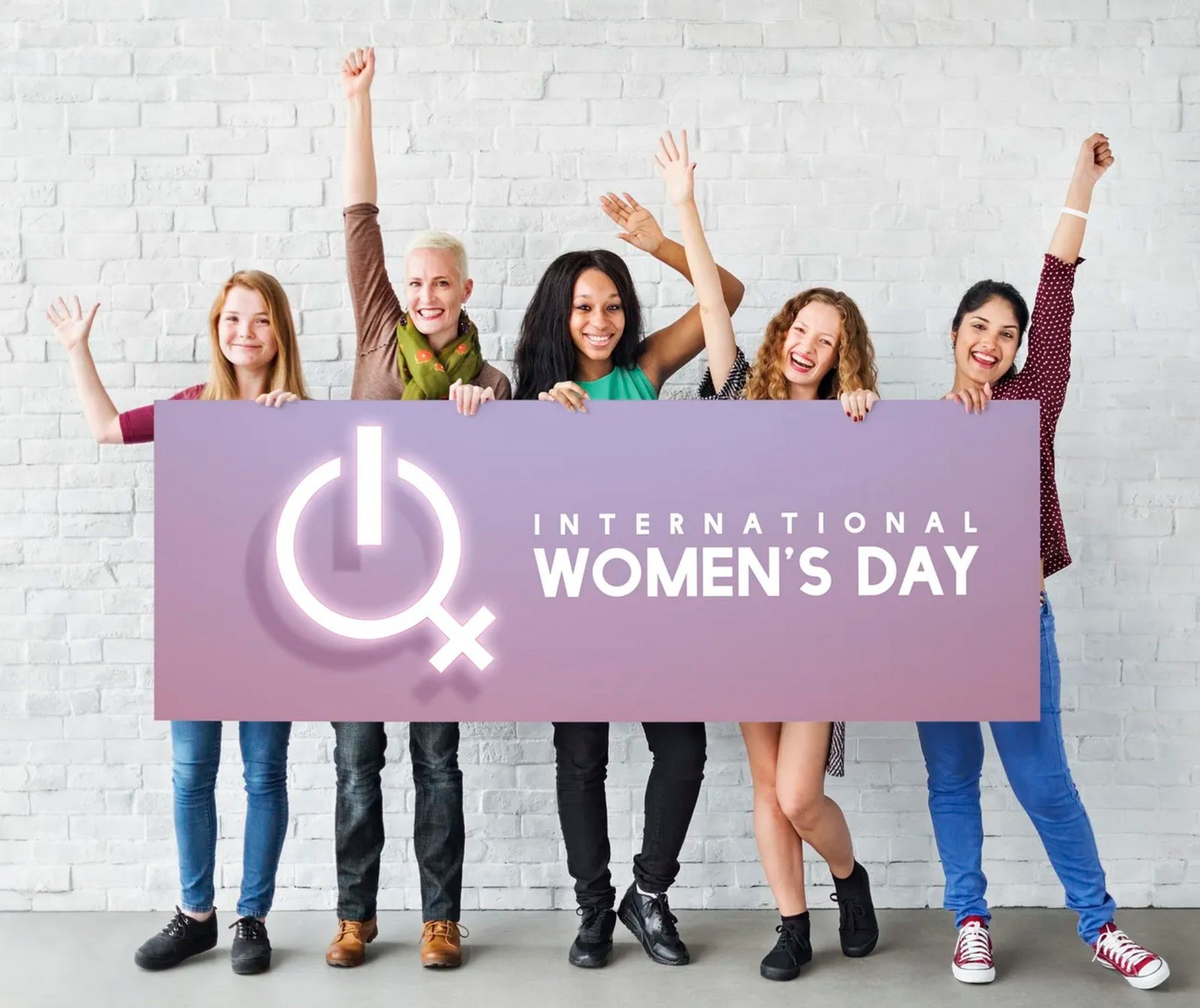 Ženy za nápisom k Medzinárodnému dňu žien 2023