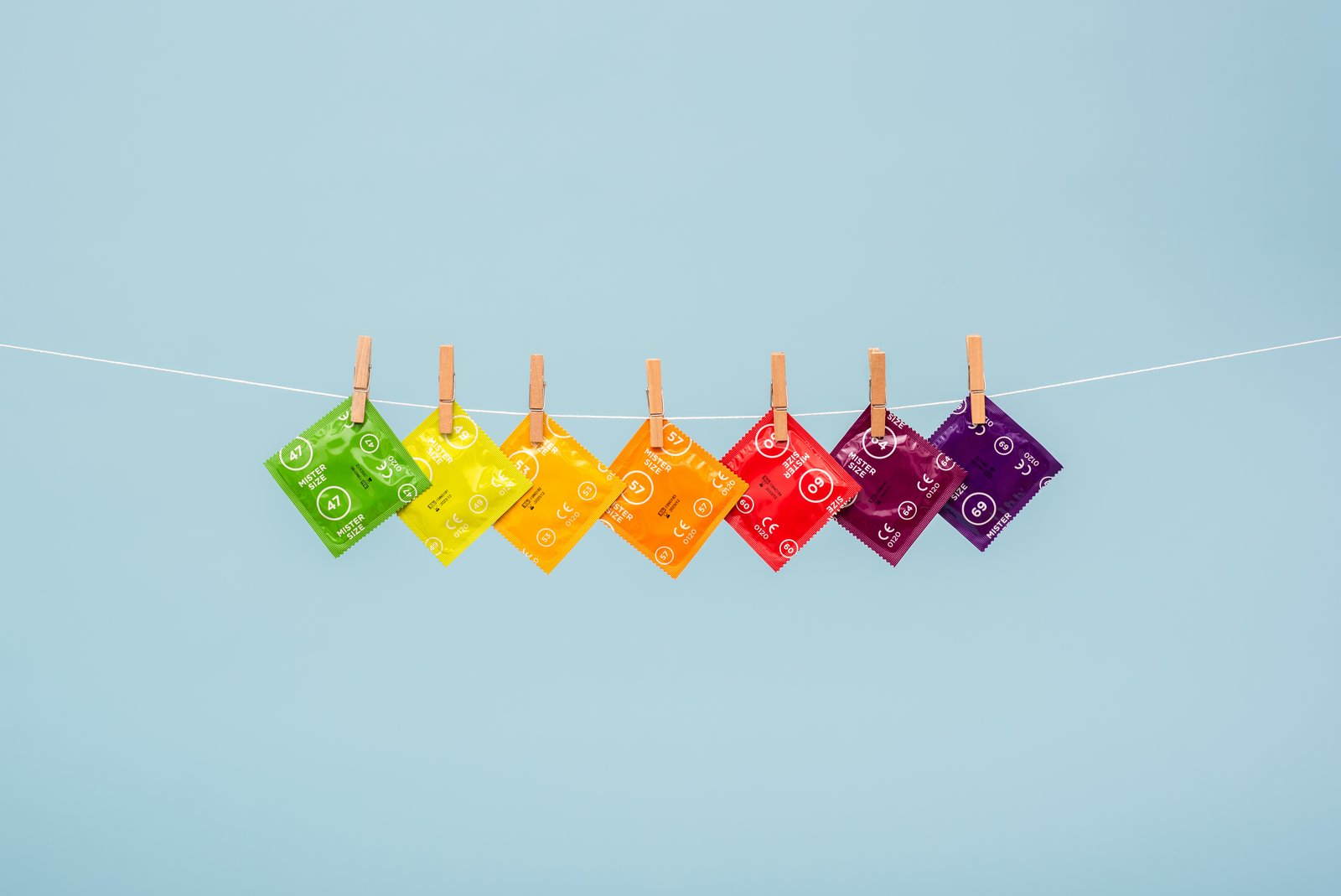 7 rôznych veľkostí kondómov od spoločnosti Mister Size na šnúre na bielizeň