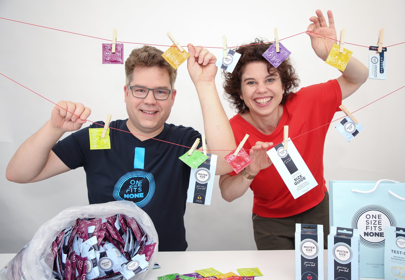 Jan a Eva Krauseovci, konatelia spoločnosti Vinergy GmbH, s kondómami Mister Size