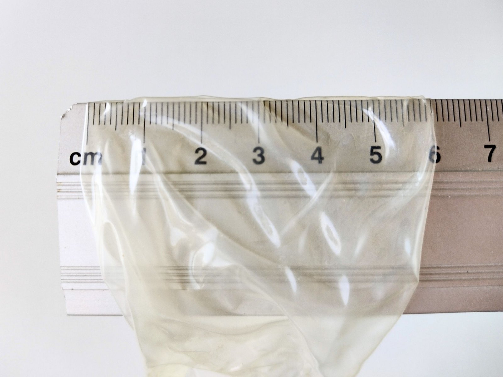 Nominálna šírka kondómu meraná pravítkom