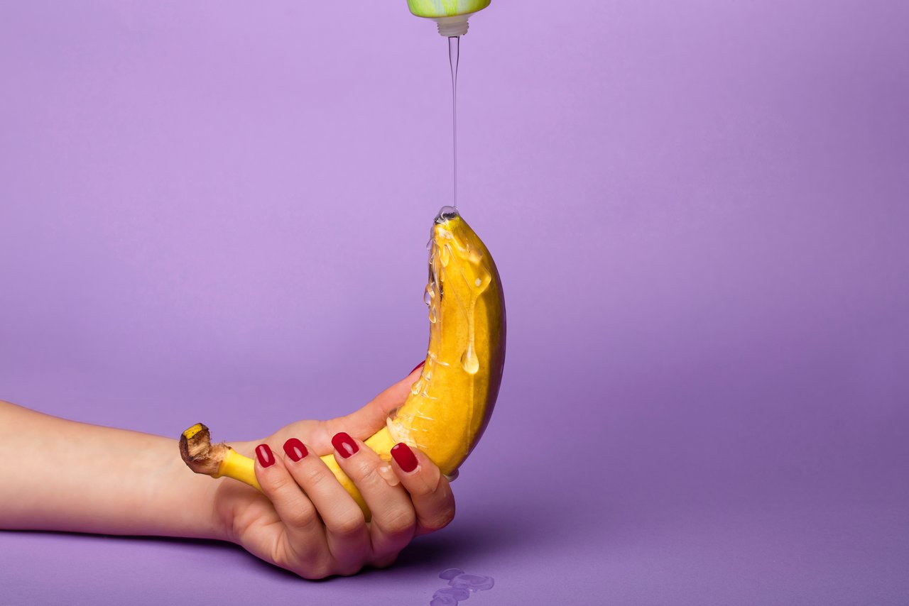 Mazivo sa preleje cez banán, ktorý sa drží jednou rukou